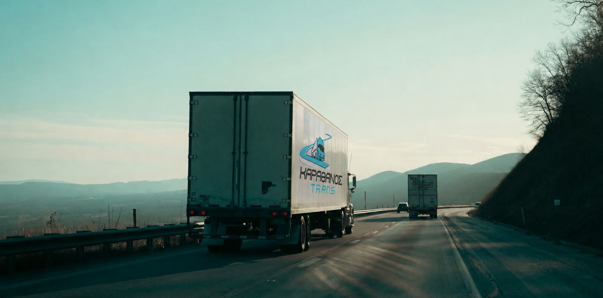 Φορτηγό της Καραθάνος Trans σε εθνική οδό