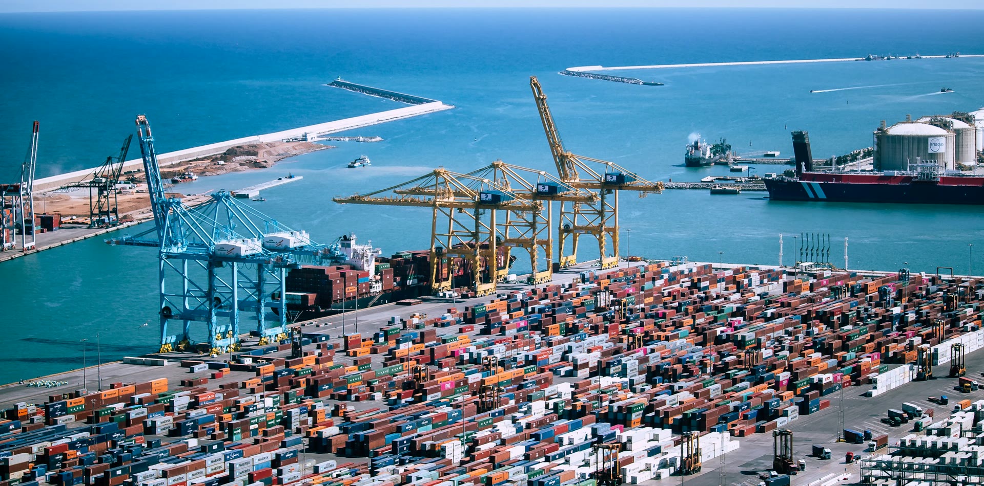 Αεροφωτογραφία λιμανιού με containers στη Μεσόγειο